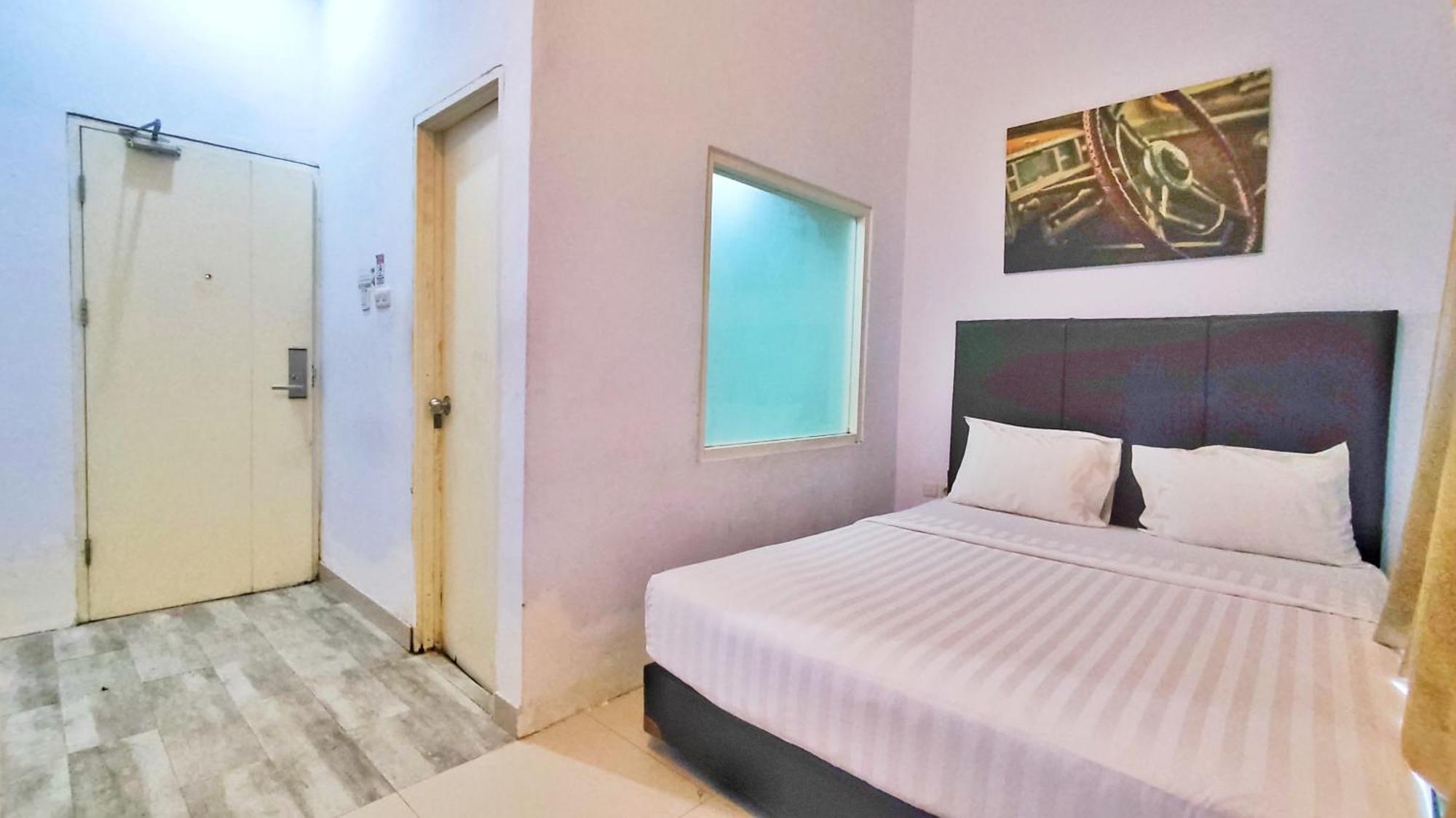 Votel Hotel Charis Tuban Tuban  Buitenkant foto