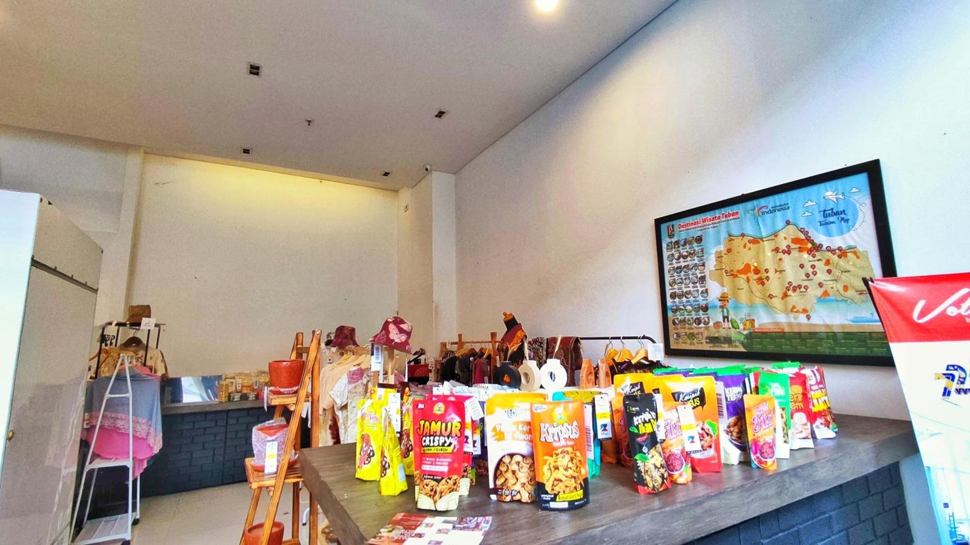 Votel Hotel Charis Tuban Tuban  Buitenkant foto