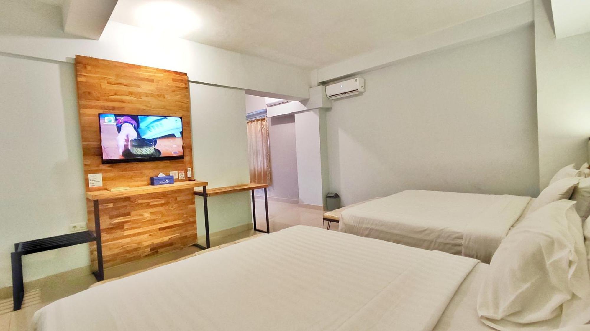 Votel Hotel Charis Tuban Tuban  Buitenkant foto